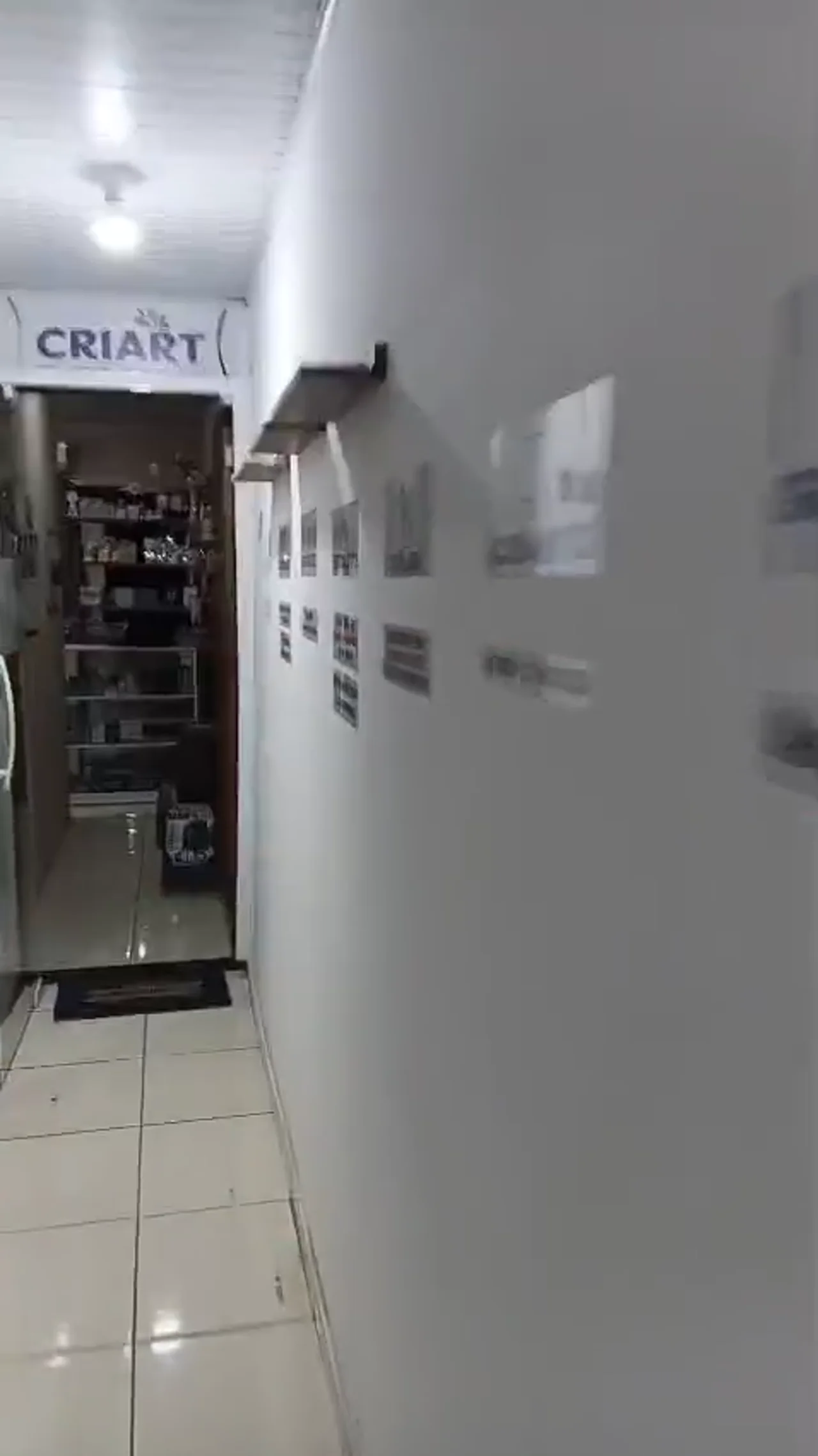 Corredor interno de acesso à Criart Papelaria e Gráfica